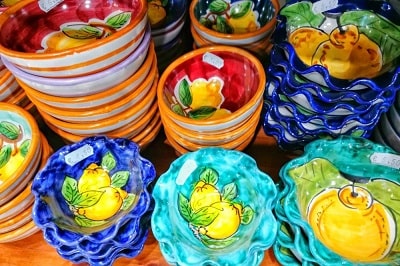 ヴィエトリ陶器】カラフルな色合いとかわいらしいイラストが大人気の