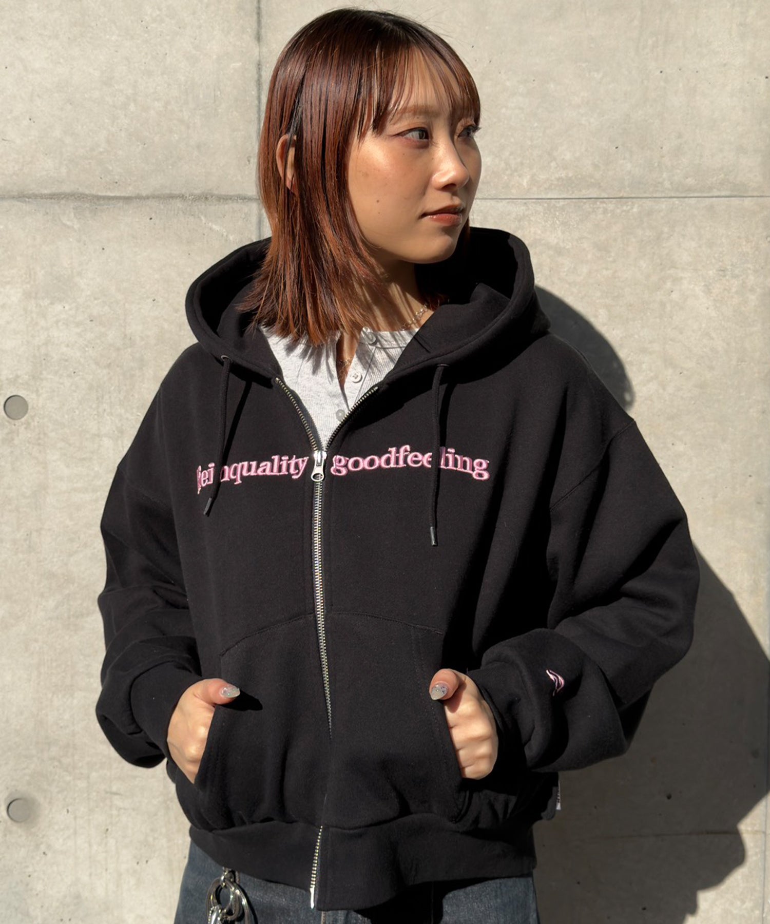 FFEIN(フェイン)】センター3D刺繍立体フードショート丈ZIPパーカー