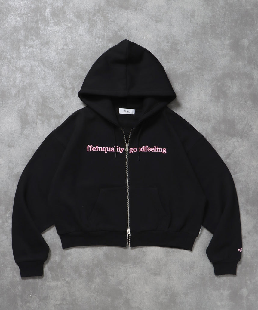 FFEIN(フェイン)】センター3D刺繍立体フードショート丈ZIPパーカー