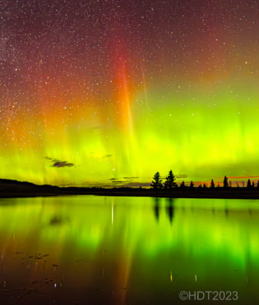 普通はありえない「虹色のオーロラ」がイギリス上空に出現！ (2/2