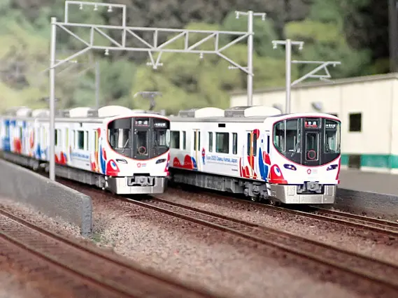 323系 大阪・関西万博ラッピング列車（ミャクミャク）が入線しました