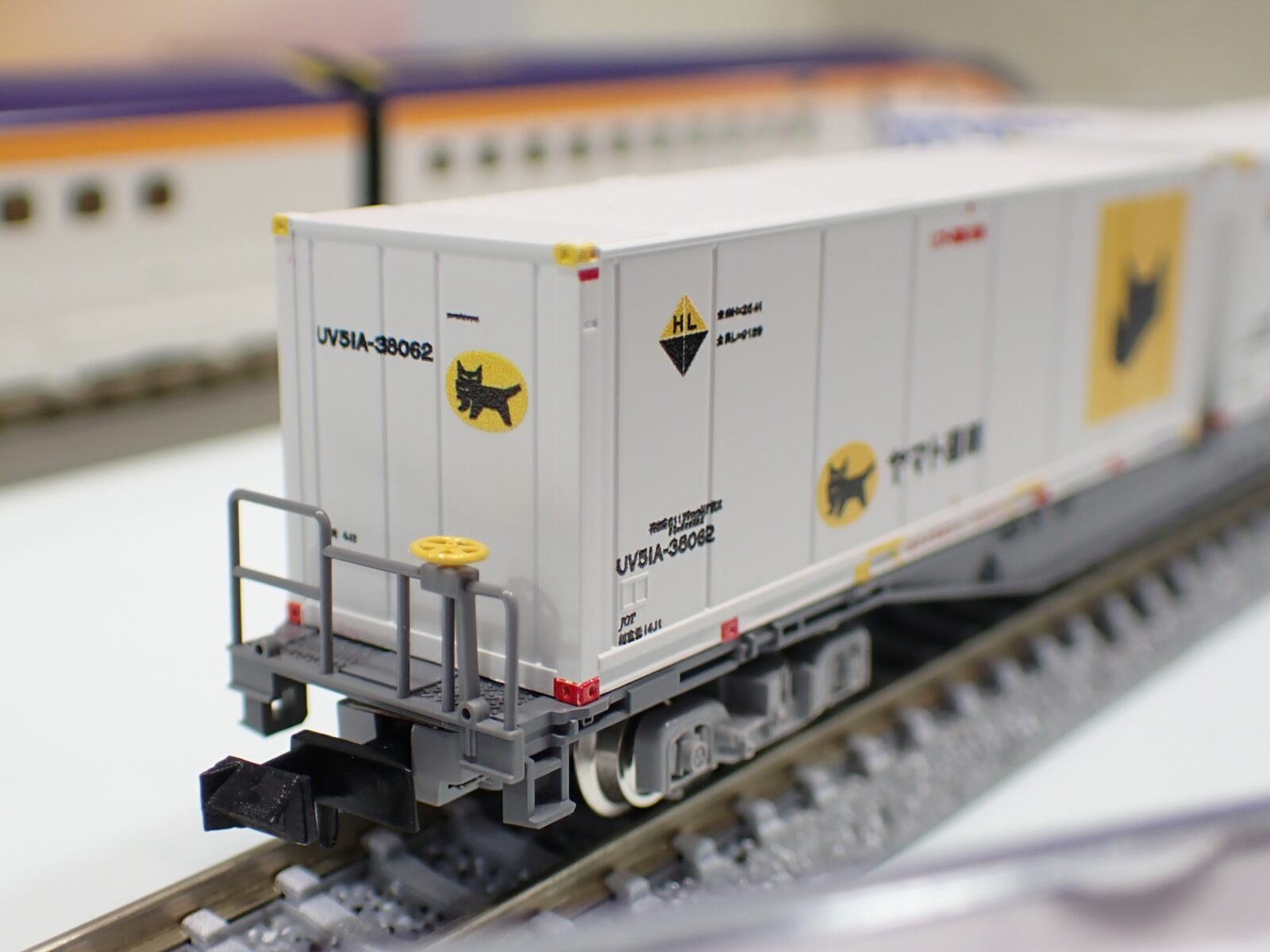 JR コキ107形貨車（新塗装・ヤマト運輸コンテナ付） 品番：8756 鉄道