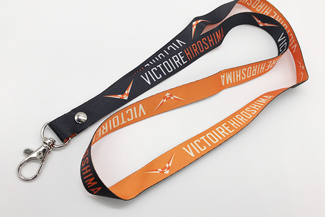 オレンジと黒のコントラストが目を引くネックストラップ – オリジナル