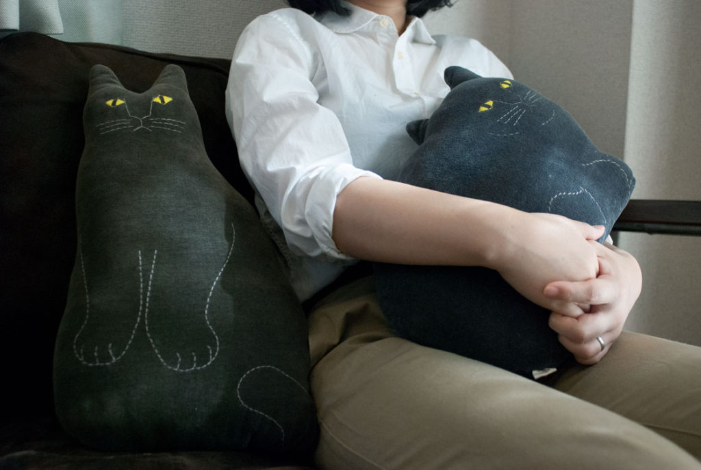 共に暮らし、老いてゆく。トモタケの動物クッション「黒ネコ ネロ」と