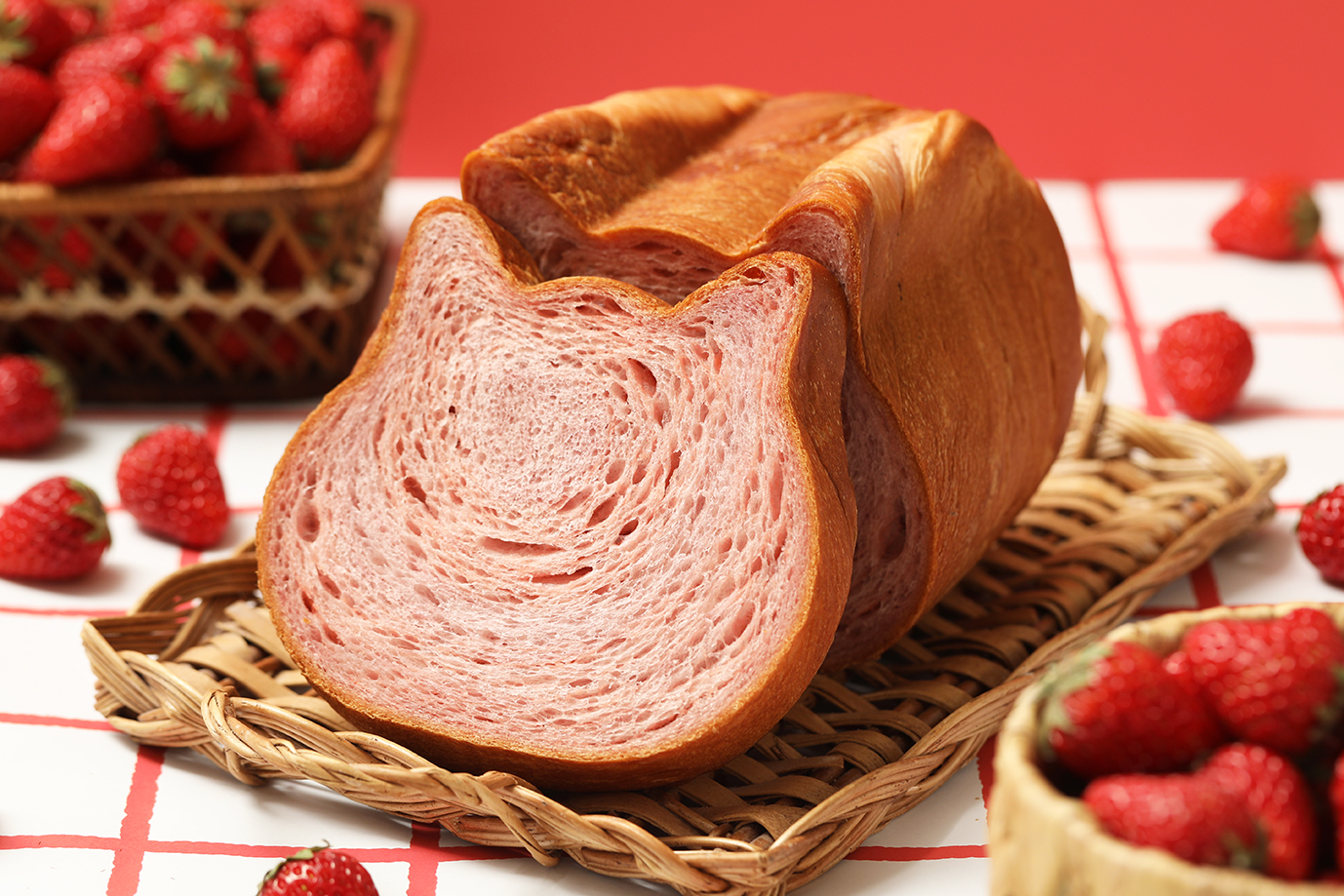 3月1日より発売！】いちごの旨味を閉じ込めた『ねこねこ食パン 濃い