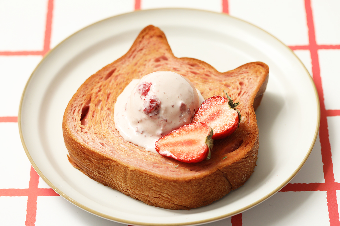 3月1日より発売！】いちごの旨味を閉じ込めた『ねこねこ食パン 濃い