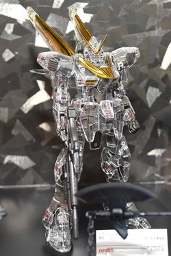 MG V2ガンダム」にメカニカルクリア×金メッキのイベント限定色版が登場