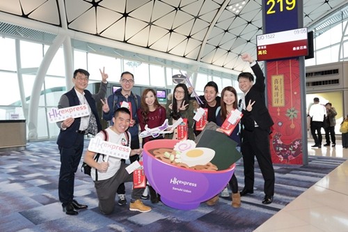 香港エクスプレス、特別塗装機「讃岐うどん」号披露--搭乗者にはうどん