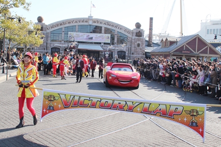 カーズ』ライトニング・マックィーンがTDR初登場! ゲストとドライブ