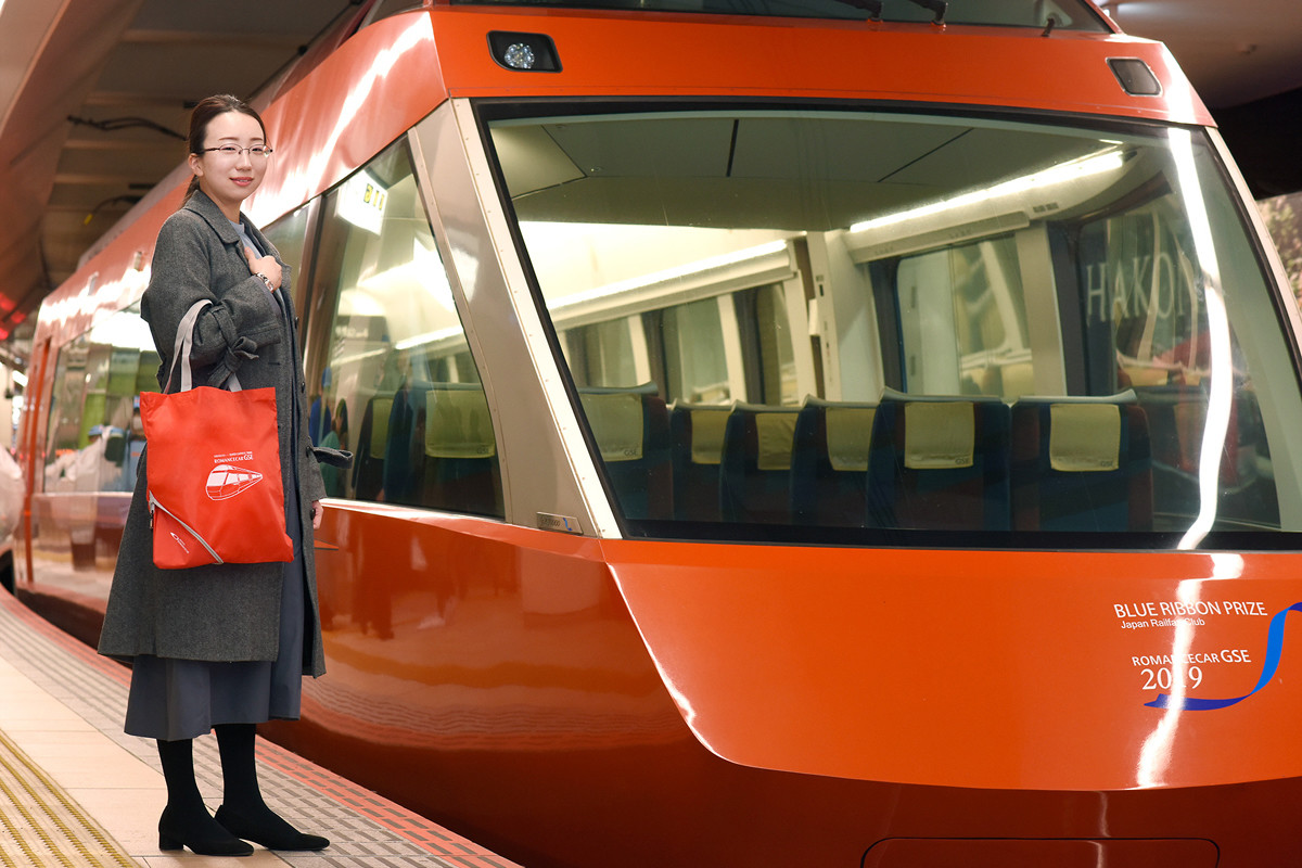 小田急ロマンスカーGSE(70000形)デザインのエコバッグを車内販売