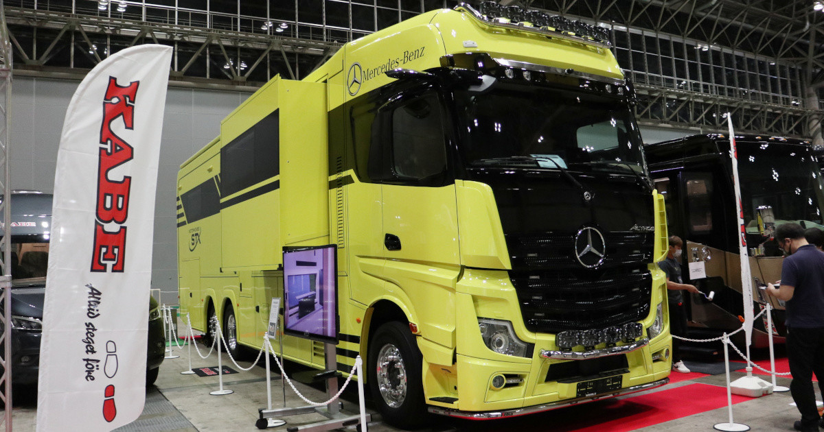 メルセデス・ベンツの特大トラックでキャンプ? ド迫力の2台を発見