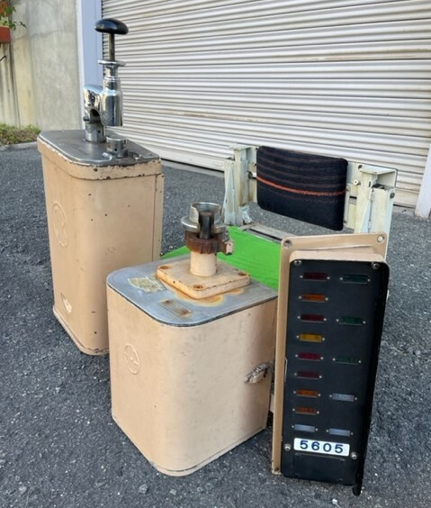 京阪5000系電車の鉄道部品がオークションに！ 格納式座席やラッシュ用