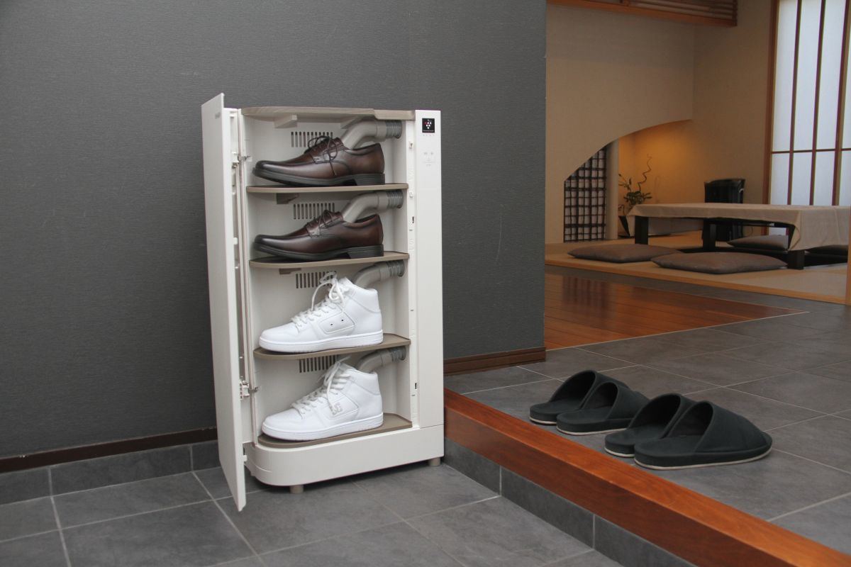 靴を消臭・除菌するシャープのシュークローゼット、日々のお手入れにも