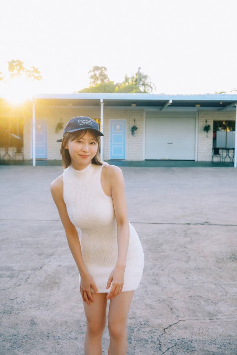 日向坂46富田鈴花、ニットワンピをカジュアルに着こなす 1st写真集先行