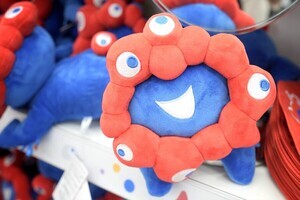 ラブブ×ミャクミャク、大阪・関西万博にてコラボフィギュア抽選販売