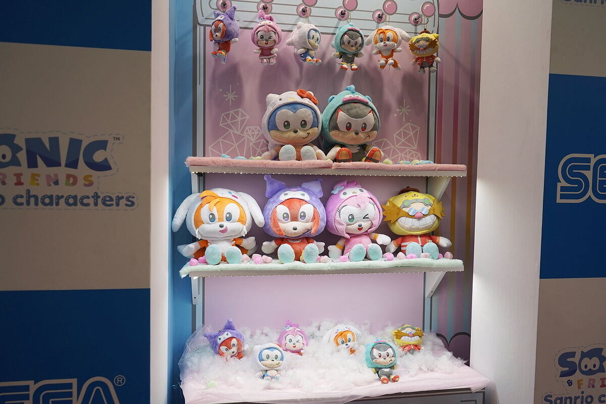 ソニックとハローキティがコラボグッズの除幕式に登場! - 東京おもちゃ