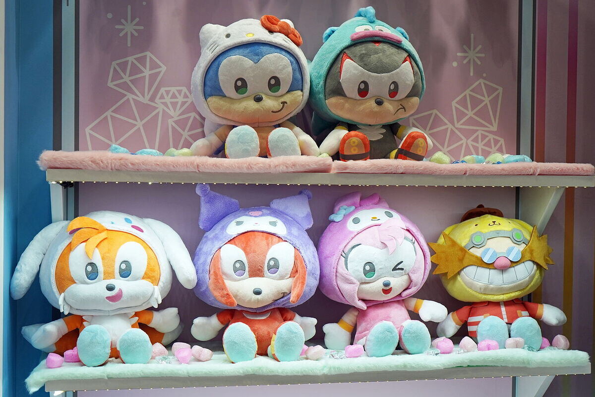 ソニックとハローキティがコラボグッズの除幕式に登場! - 東京おもちゃ