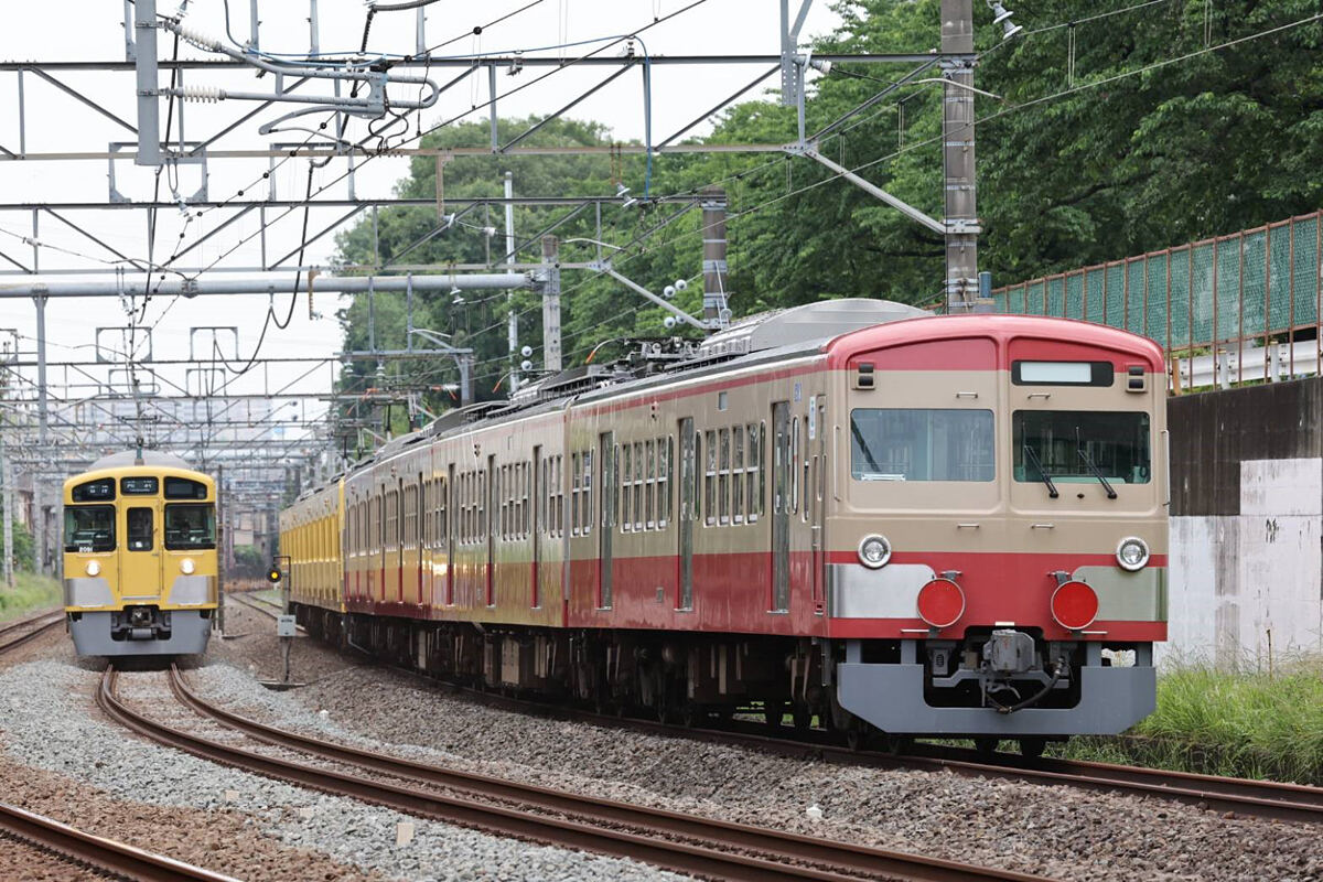西武鉄道101系「赤電」色の甲種輸送仕様、白糸台車両基地で撮影会