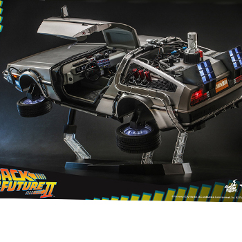 映画『バック・トゥ・ザ・フューチャー PART2』の空飛ぶデロリアンが