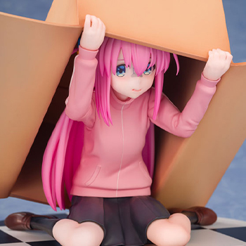 アニメ『ぼっち・ざ・ろっく！』より、段ボールに隠れる「後藤ひとり