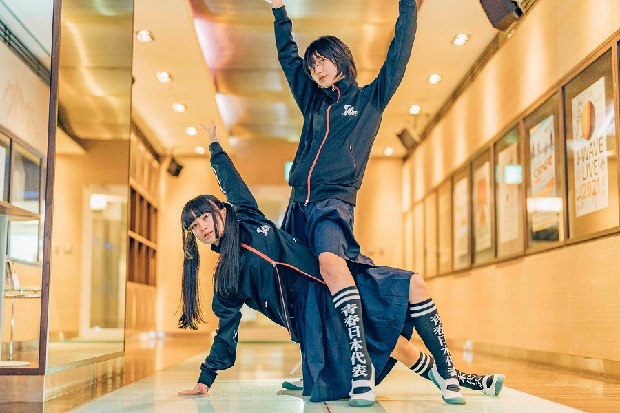 新しい学校のリーダーズが、セーラー服で踊って表現する「自由」の