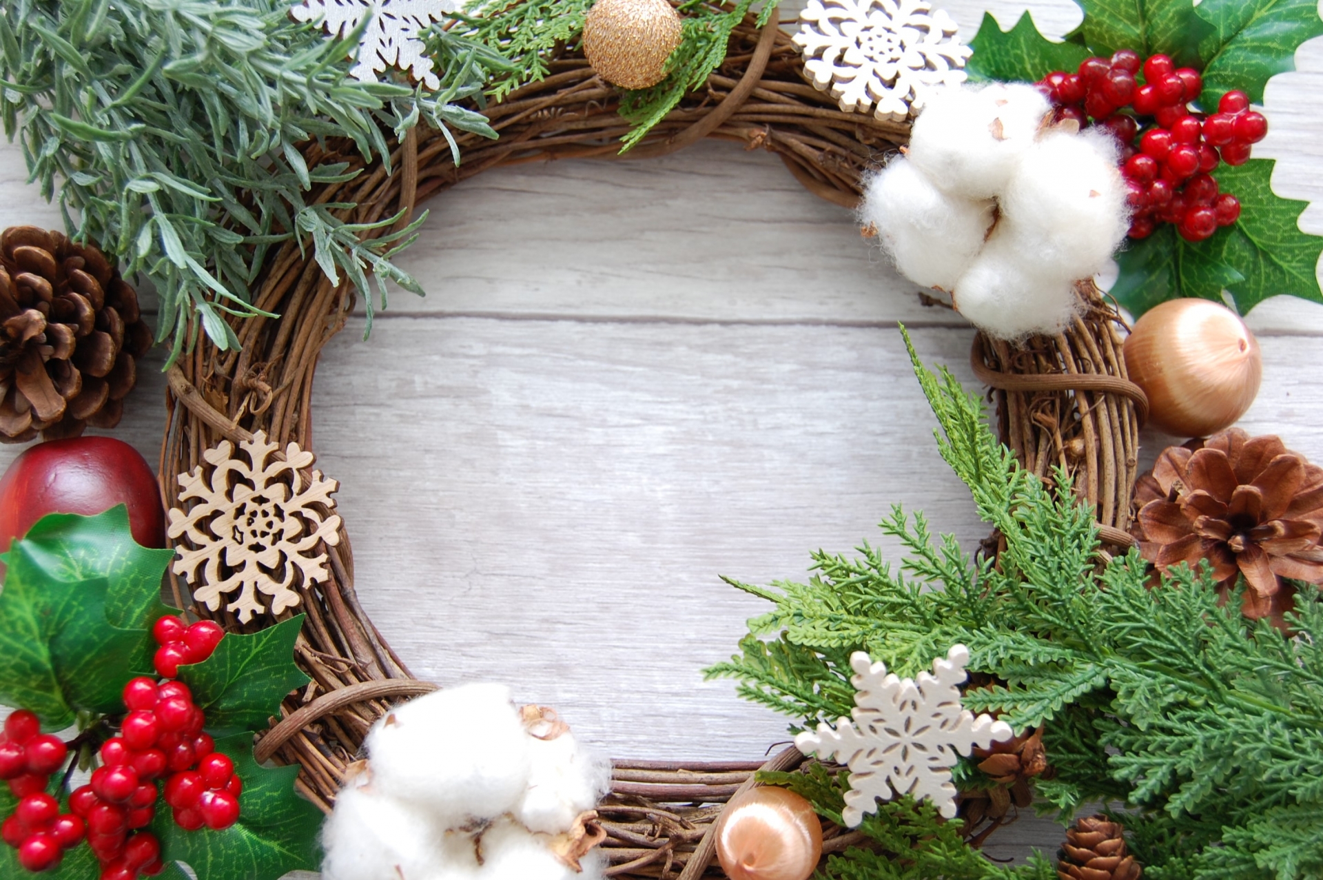 参加費300円☆森にある木の実や松ぼっくりでクリスマスリースを作ろう