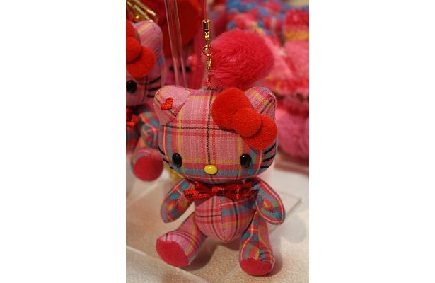 ル・クルーゼも！キティちゃん“35周年グッズ”のスゴさ｜ウォーカープラス