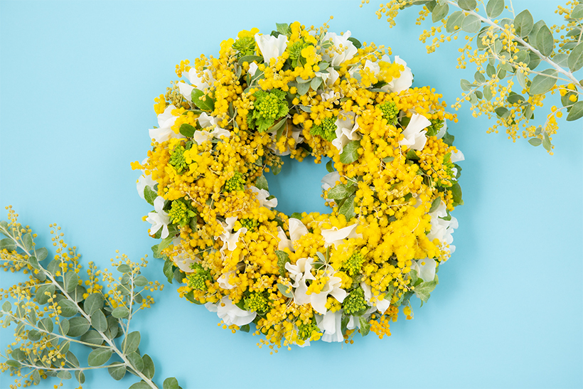 春の訪れをひと足先に。ミモザが彩るフラワーリースで色合わせと香りを