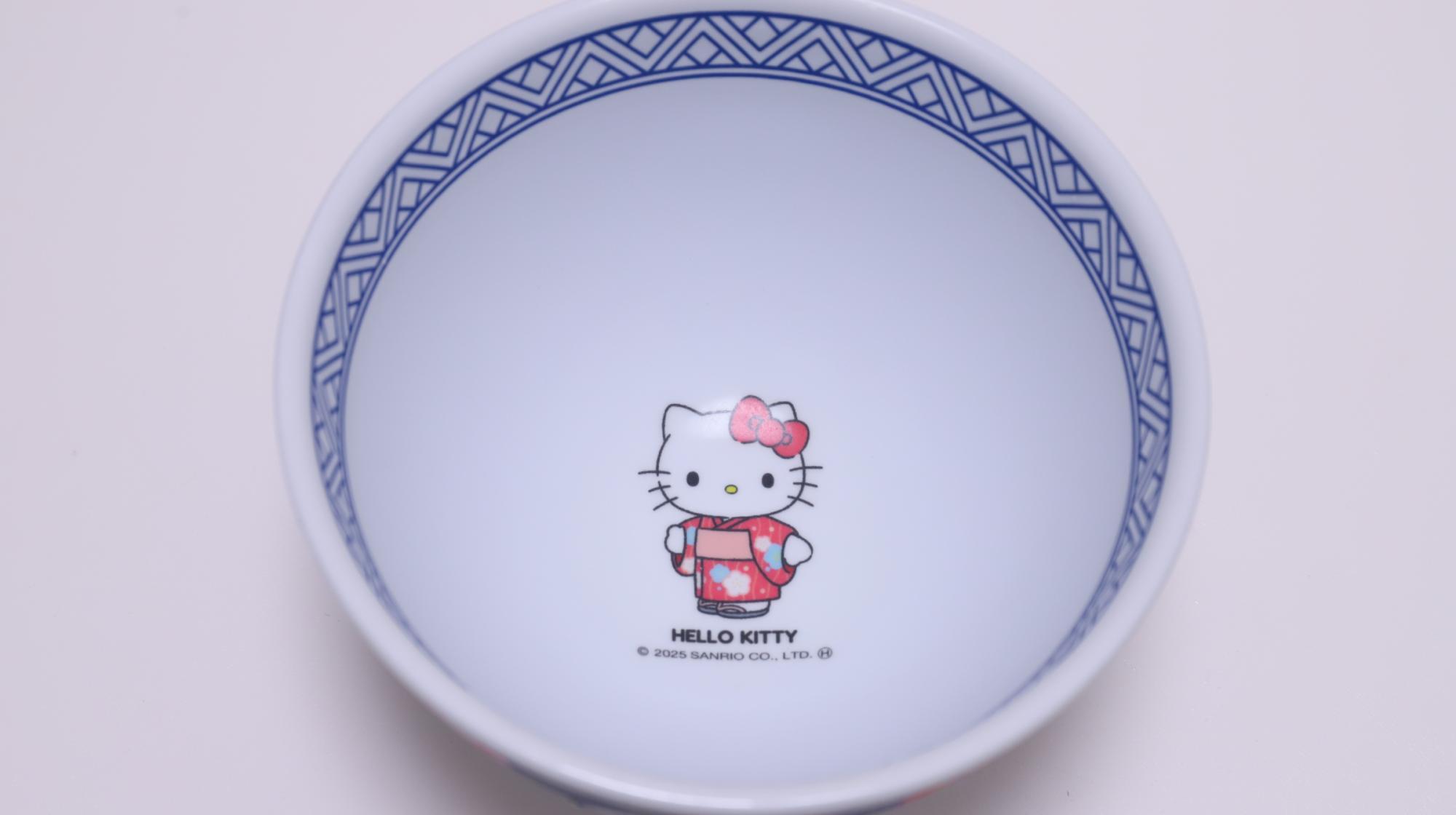 ハローキティ】初日で完売！人気のハローキティの丼付き吉野家牛丼