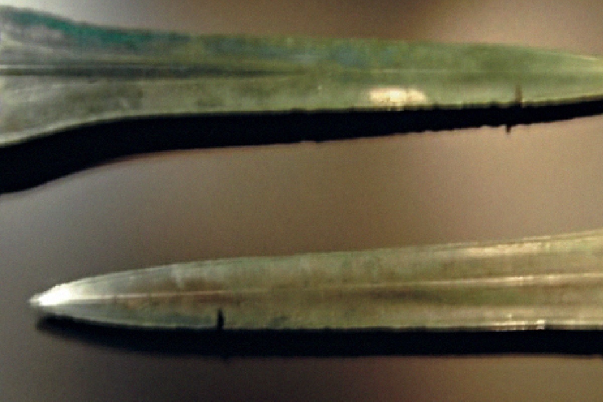 この状態で見つかるのは珍しい」 3000年間埋もれていた青銅の剣