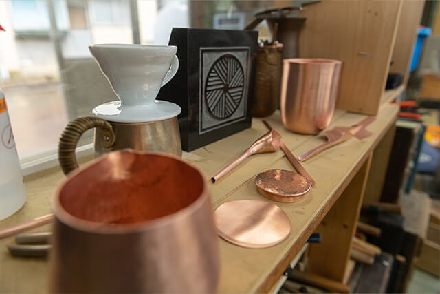 親子で紡ぐ伝統工芸の歴史、シンプルで美しい「富貴堂」の燕鎚起銅器