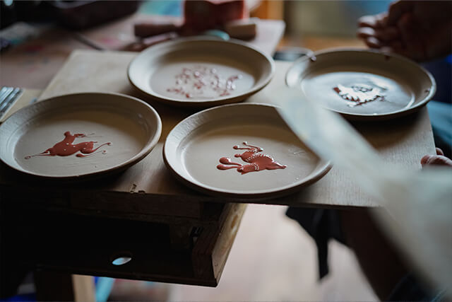 ほぼすべて独学」のスタイルを貫くスリップウェア作家 「てつ工房