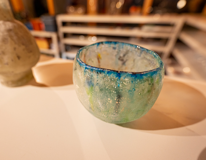 土も金属も流し込む独自のガラス作品·熊谷峻さん／秋田県秋田市