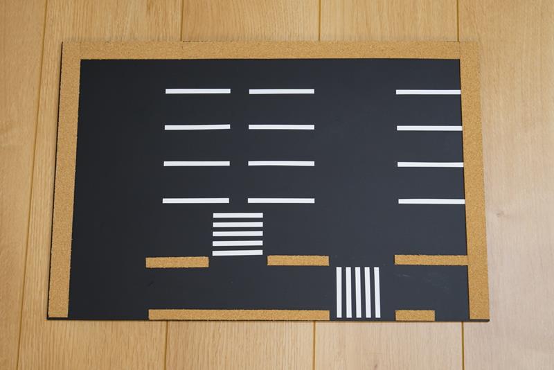 パパママ必見】100均の材料を使ってトミカの駐車場をDIYで作って