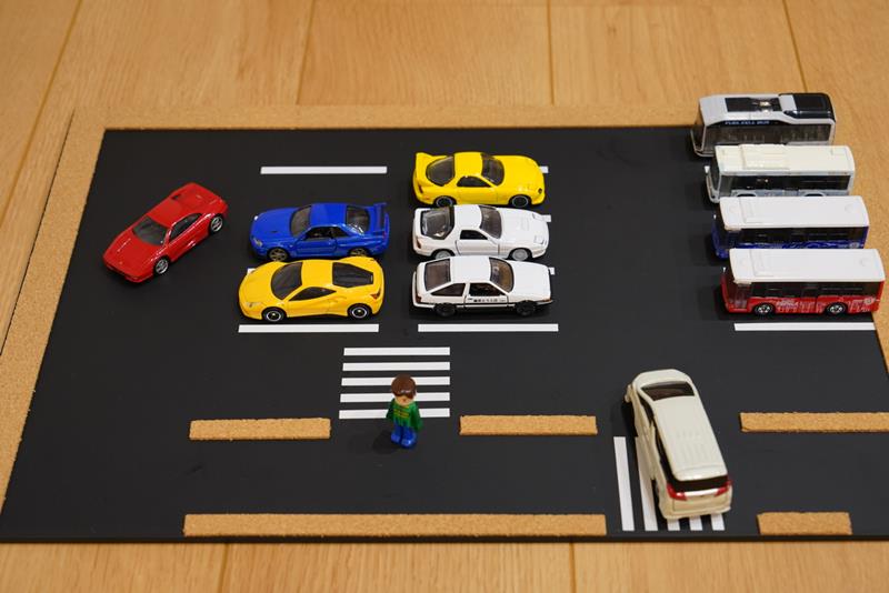 パパママ必見】100均の材料を使ってトミカの駐車場をDIYで作って