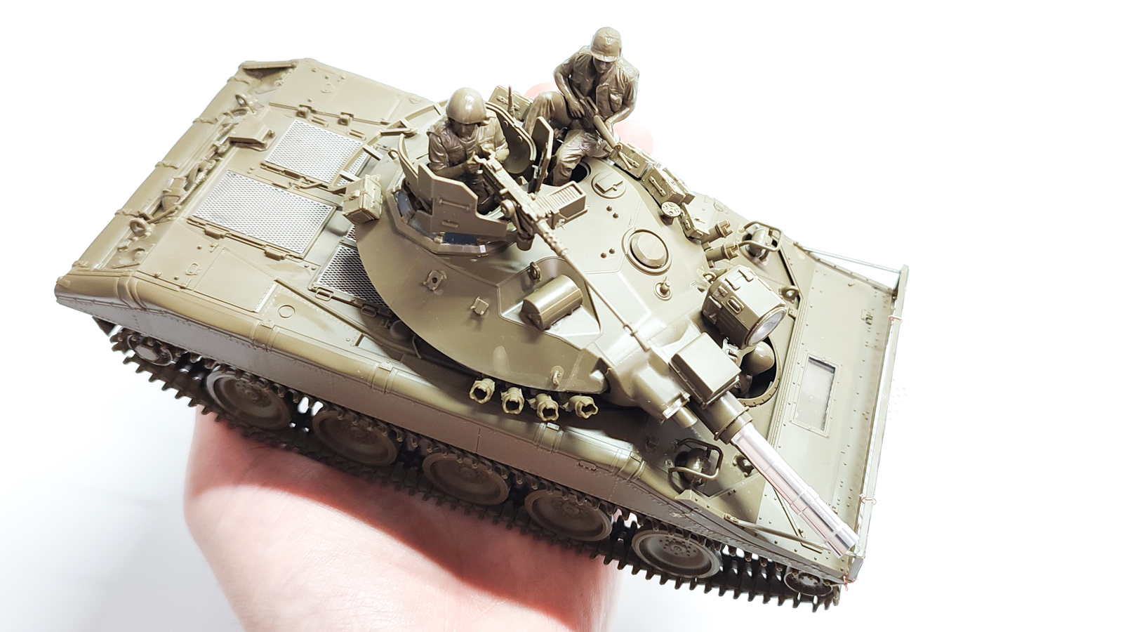 グラサンアニキといっしょに「最後の空挺戦車」を組み立てろ！／タミヤ