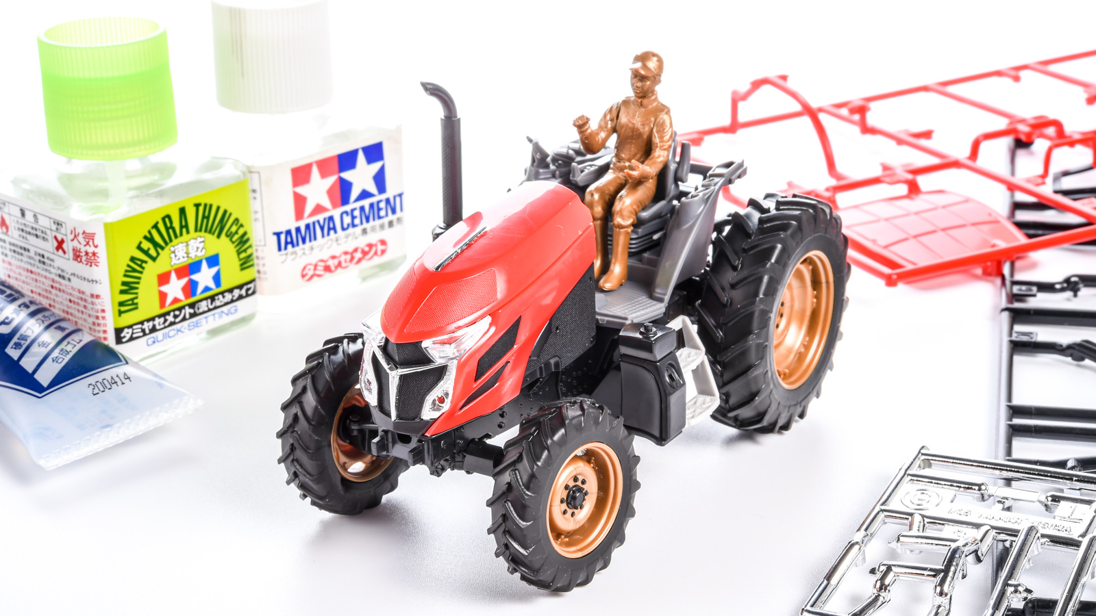 トラクターのプラモデル（とそのフィギュア）に脳が耕された話