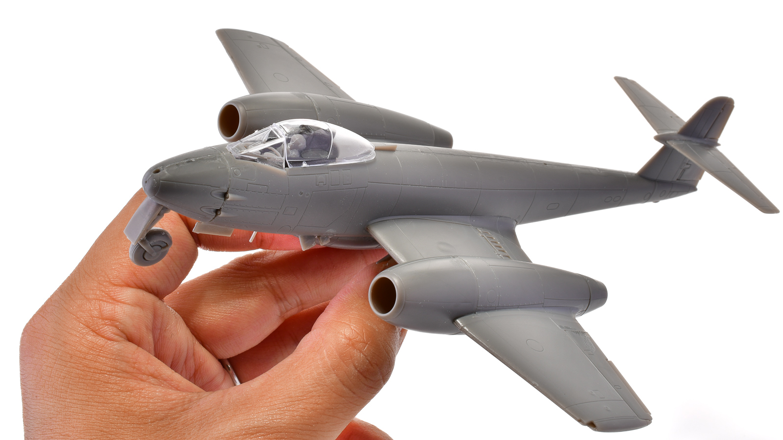 英国初のジェット戦闘機は、英国メーカー・エアフィックスのプラモで