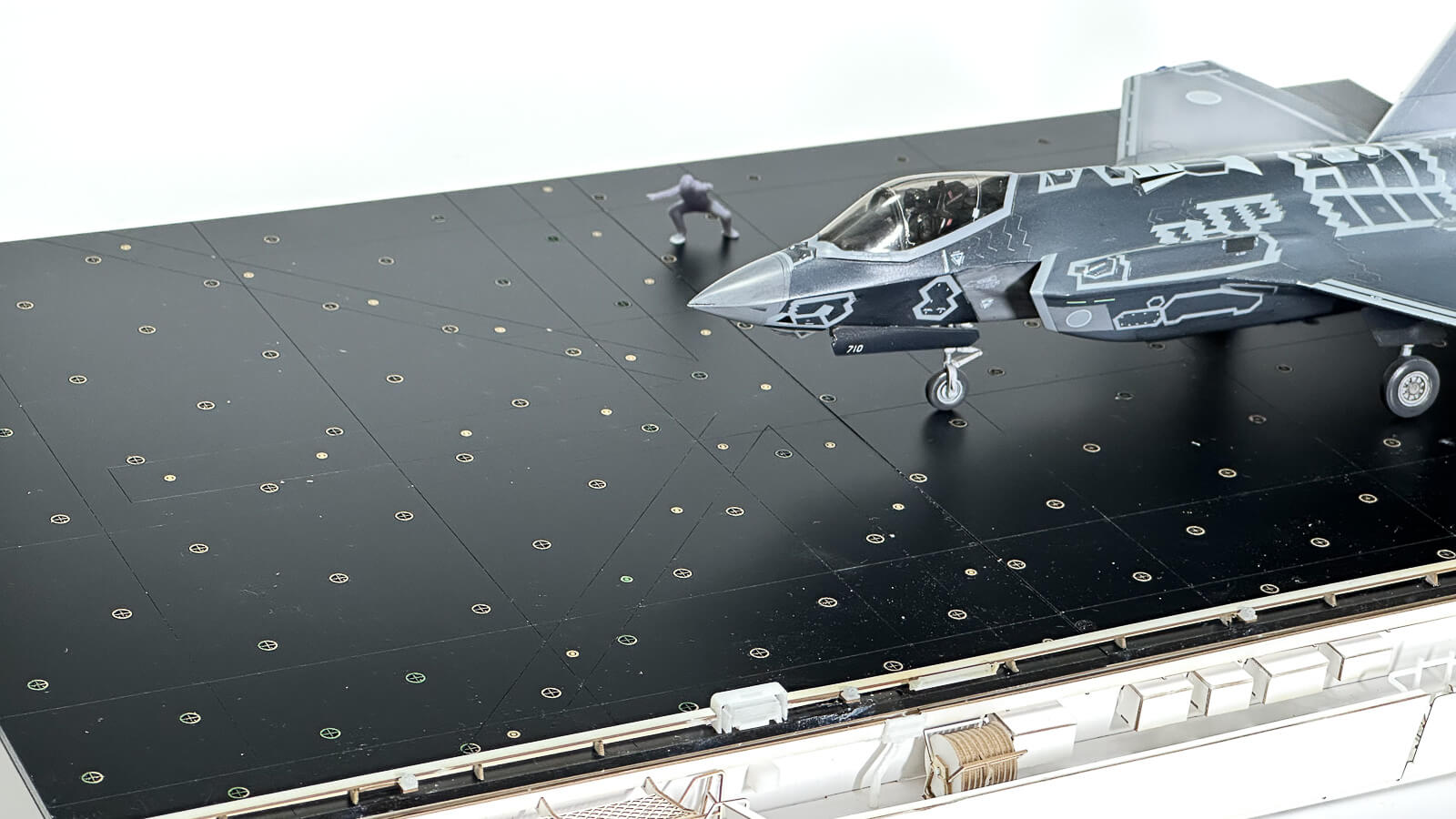 飛行機模型の究極台座！猿島工廠「1/72 いずも型ジオラマベース」で