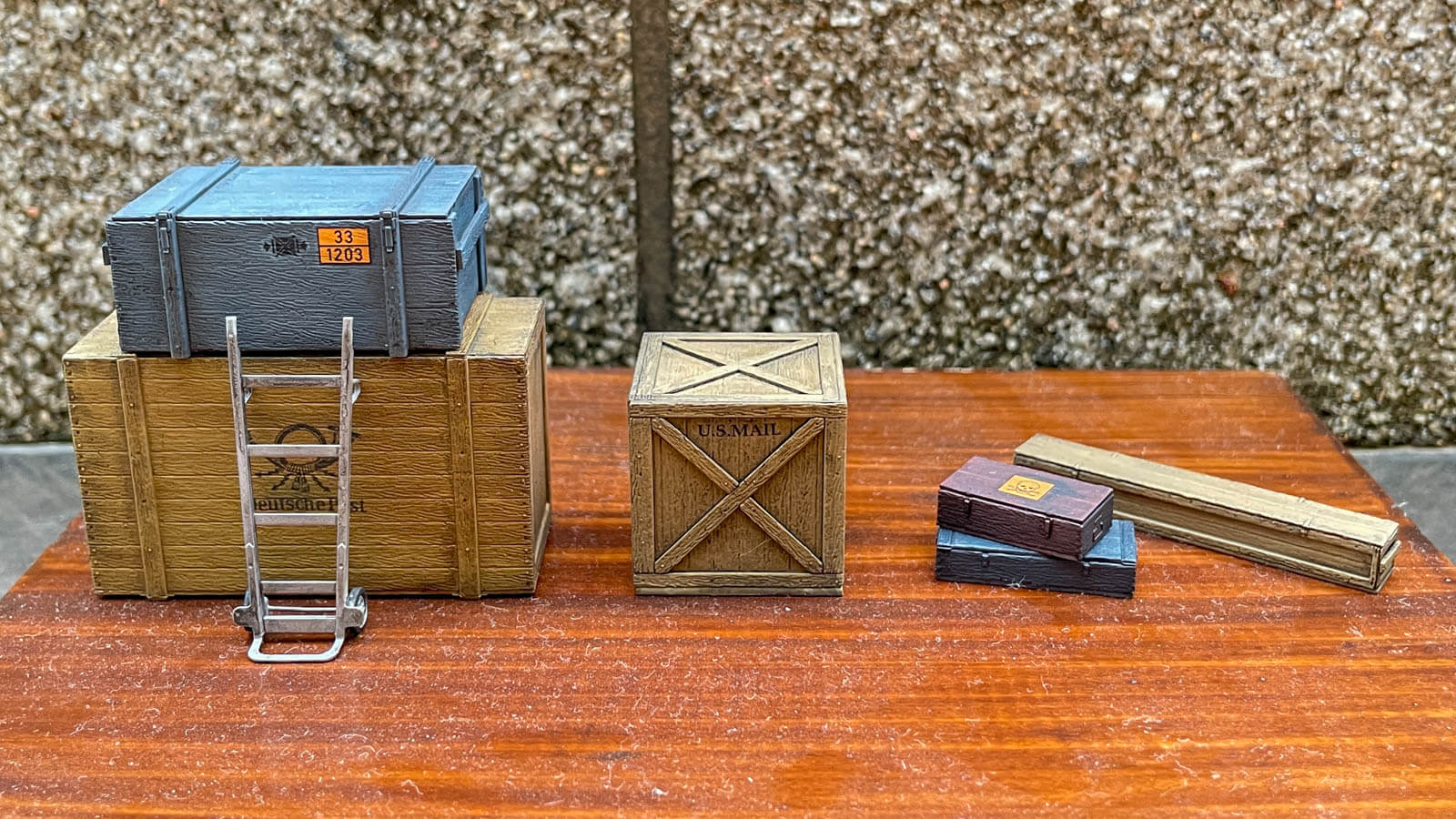 デカール満載も嬉しい「情景界の名脇役」！／ミニアート 1:35 木製箱と