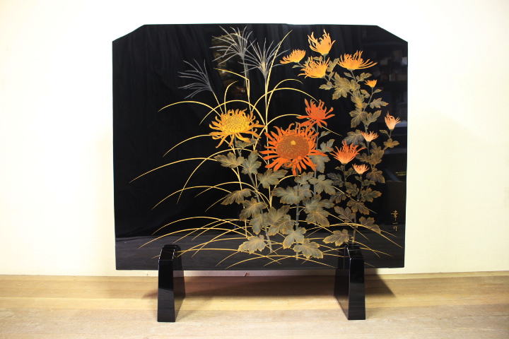 佐藤幸一作 輪島塗秋草菊蒔絵銀金具付衝立 | 西川美術｜創業80年 奈良