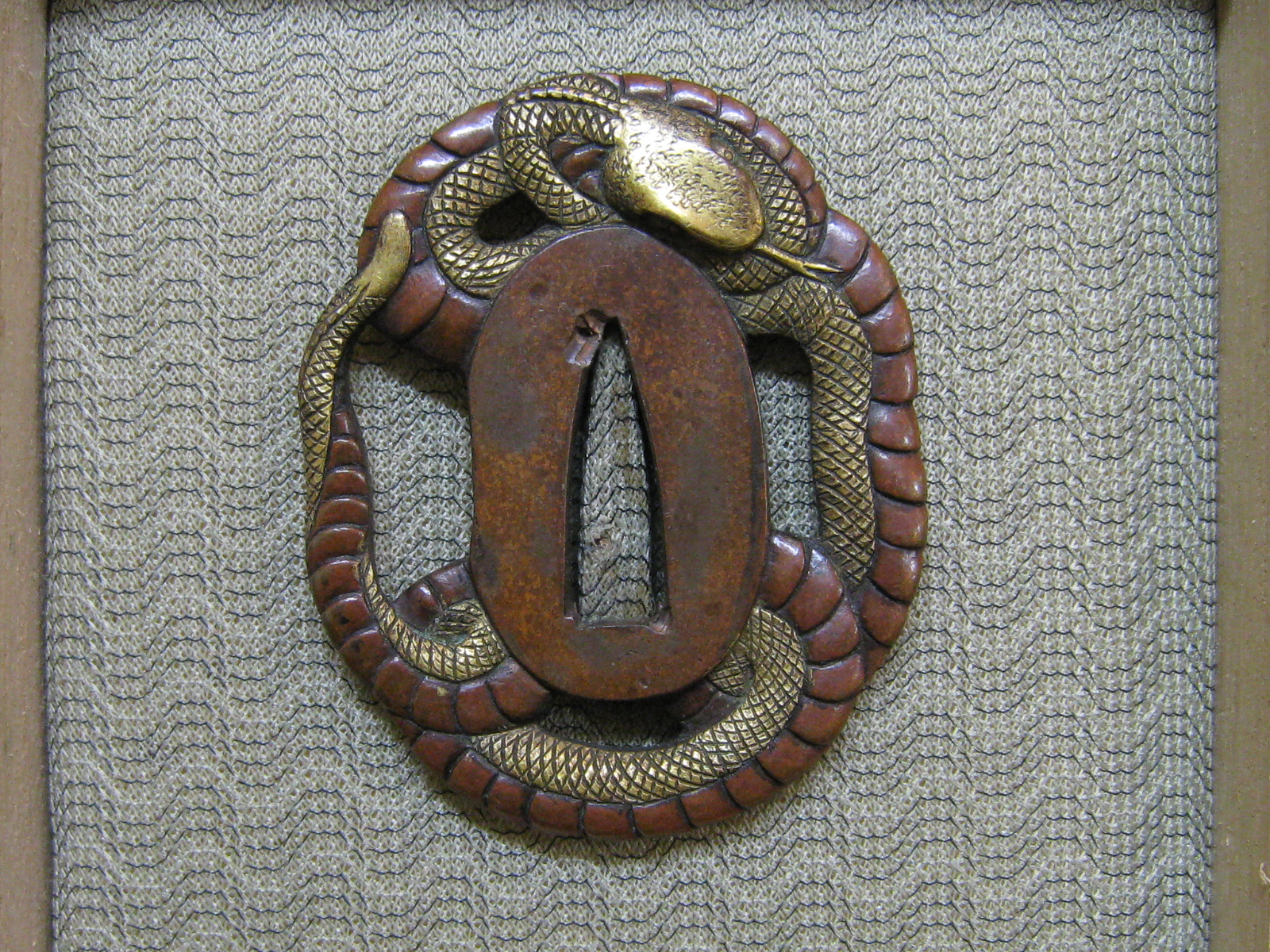 鉄地 蛇図丸彫鍔 無銘（水戸）/素銅地 蛇図 真鍮象嵌鍔 日本刀時代鍔