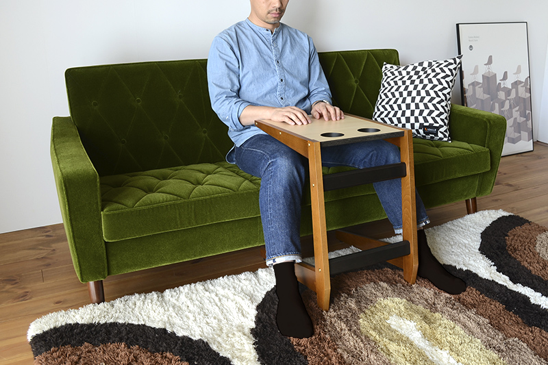ソファで役立つコの字型のテーブル、フロートテーブルがいよいよ発売