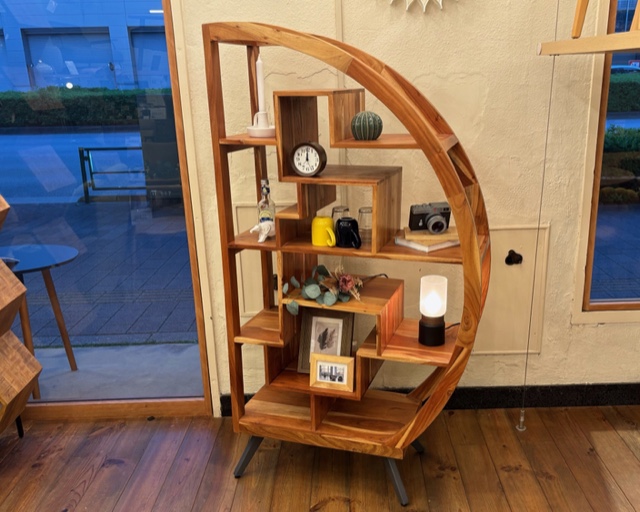 シェルフのご案内】天然木とユニークなデザインが映えるオープン