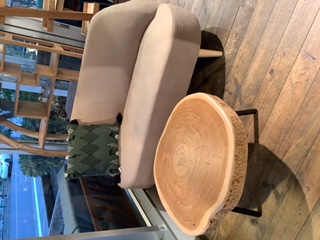 丸太の輪切りのローテーブルをご紹介 - スタッフブログ