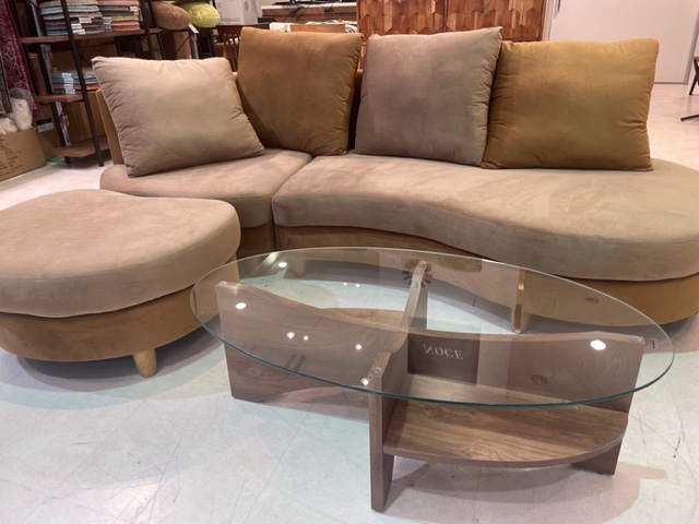 オーバル型ガラステーブルで抜け感のあるお部屋に - スタッフブログ