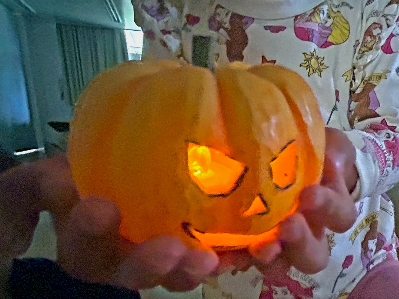 手作りのジャックオーランタンで「トリック・オア・トリート！」 – み