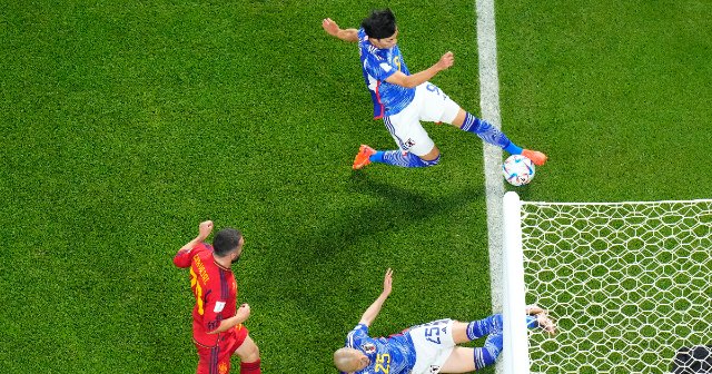 三笘薫“奇跡の1ミリ”、あの“証拠写真”を撮影した外国人カメラマンに