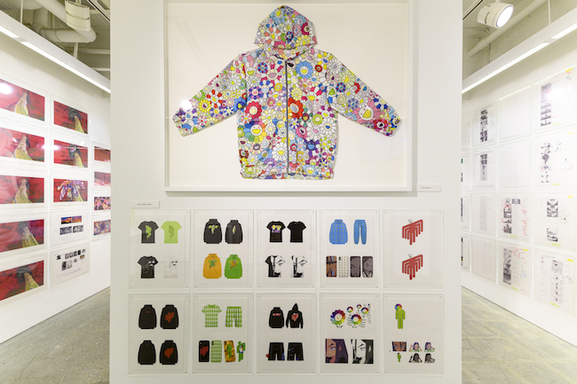 ビリー・アイリッシュ × 村上隆 コラボMVの舞台裏を公開した展覧会へ