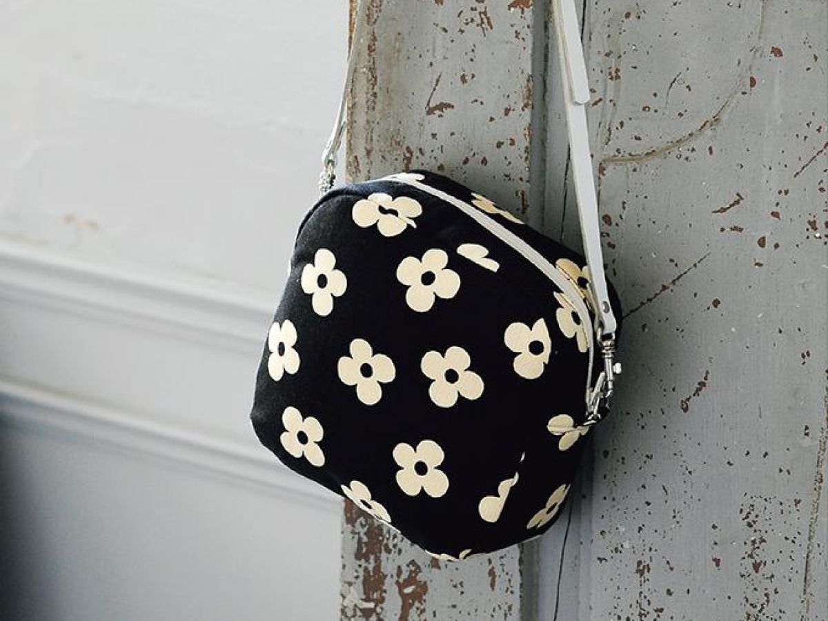 ポーチにもなる2wayバッグ！スクエア型の花柄の小さなポシェットの
